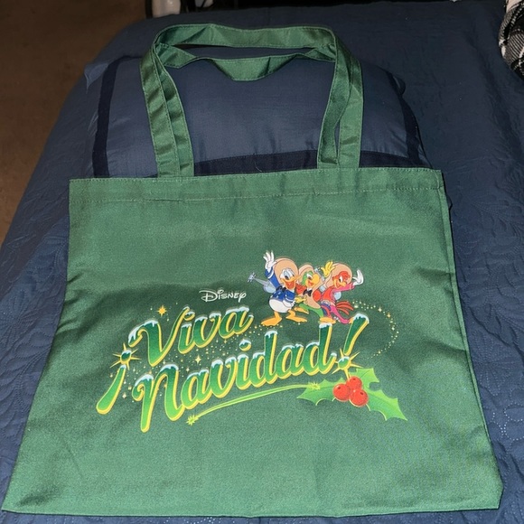 Disney Bags Disneyland 223 Magic Key Holder Viva Navidad Tote Bag